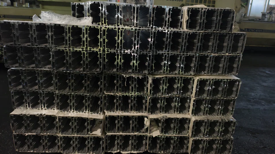 Multi-chamber aluminium profile cross-sections